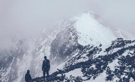 梦见下雨和朋友一起爬山